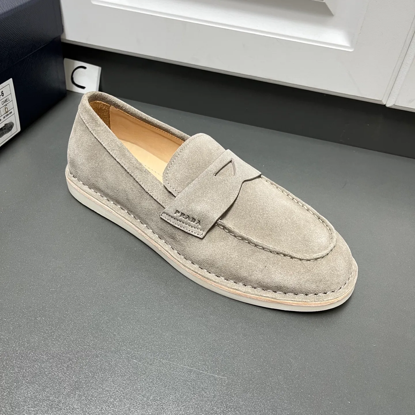 💰840 Prada men’s new suede leather loafers. Made of flocked cow second-layer leather, they combine classic design with handmade details, blending sophistication with casual comfort. Hot-stamped logo on the outside, topstitched seams on the skirt, 1.5cm white rubber sole with leather welt, dyed calfskin lining, silver-labeled cowhide feet, simple and elegant style, comes with a full set of original packaging dust bag! C leather shoe size: 39/40/41/42/43/44 gray welcome to order